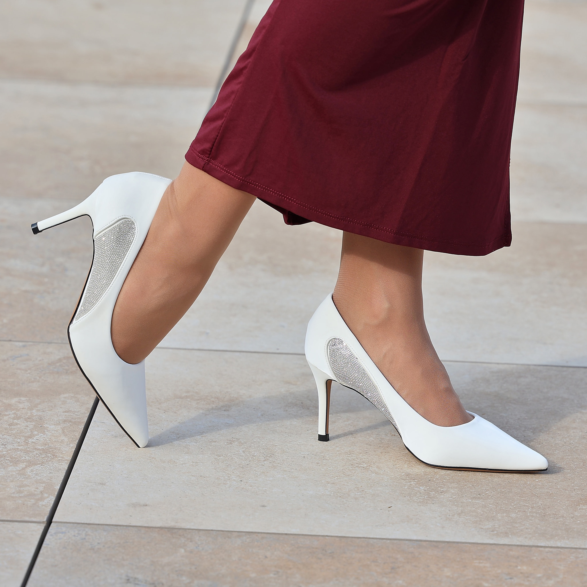 Dècolletè pumps in simil pelle verniciata con strass laterali