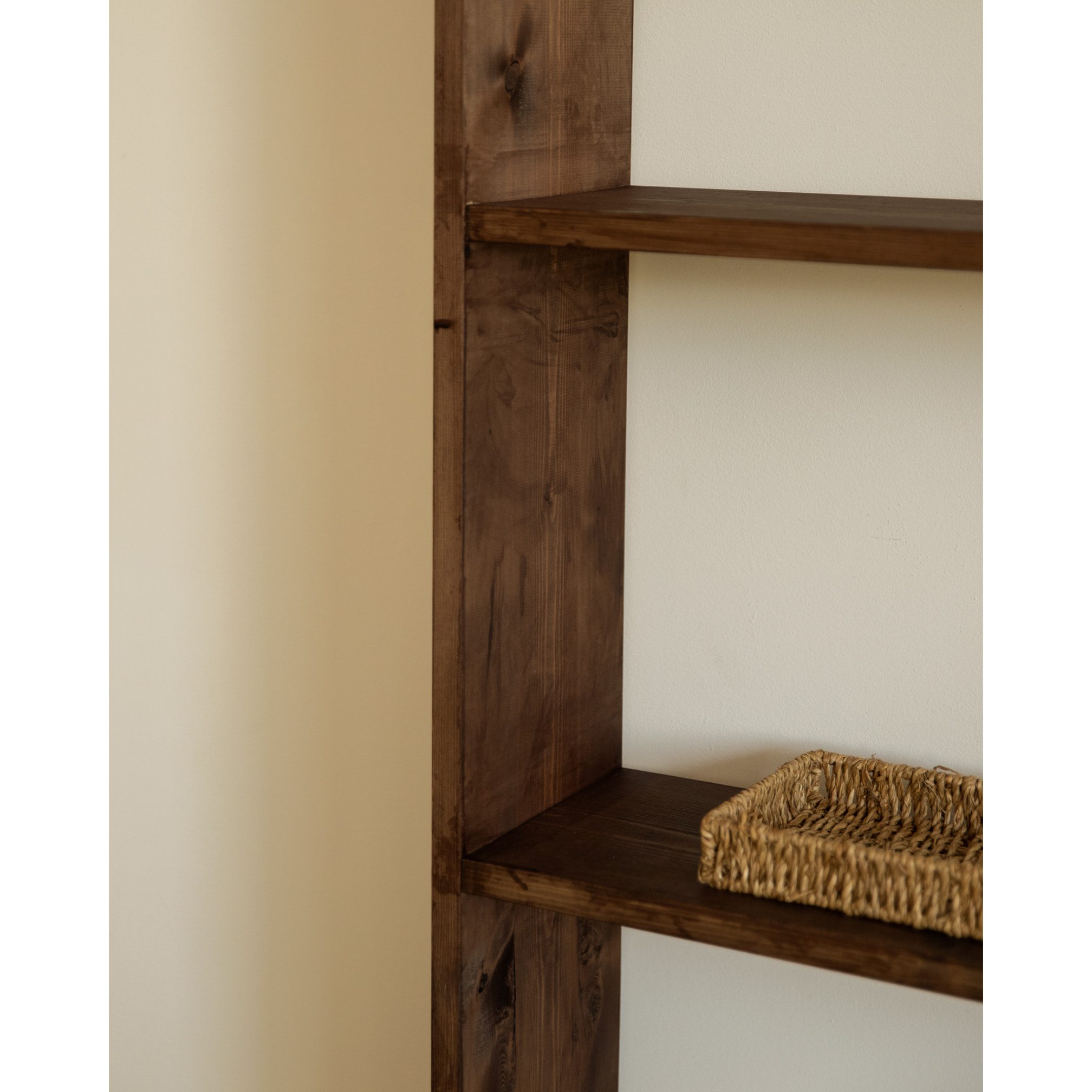 Estantería de madera maciza tono nogal con 3 estantes Alto: 146 Largo: 80 Ancho: 20