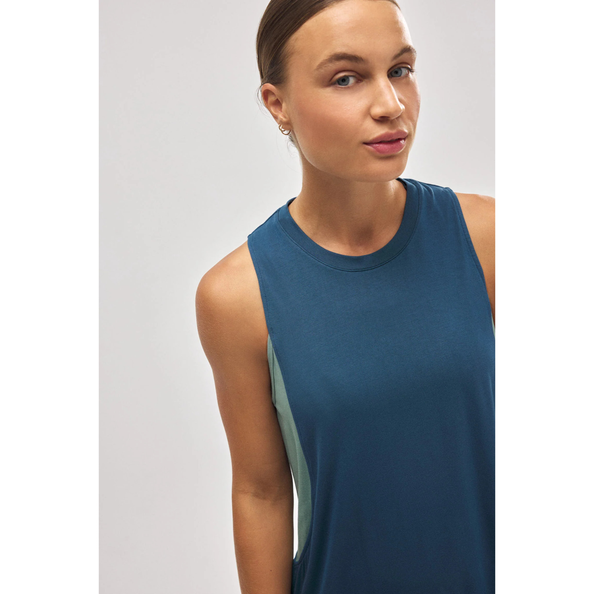 Maglietta sportiva blu senza maniche