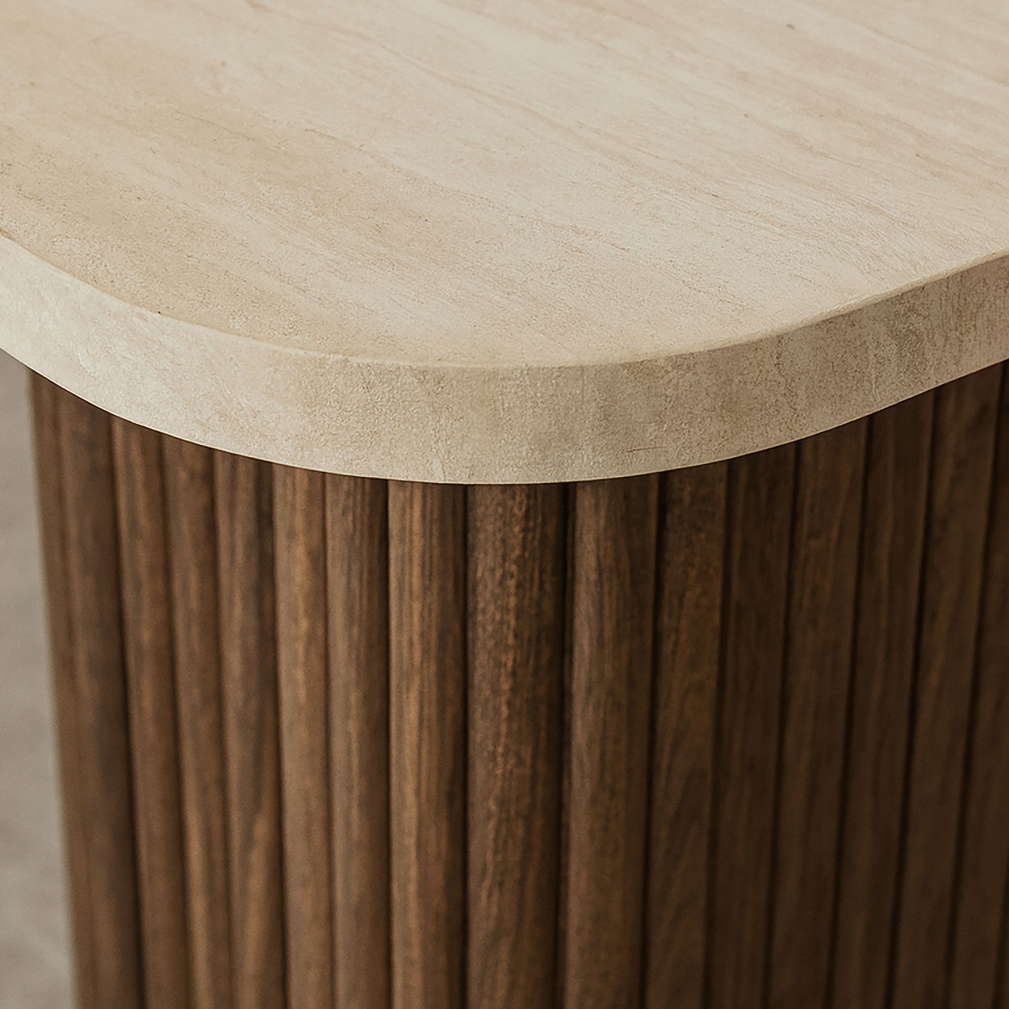 Table d'appoint carré effet travertin et pied effet noyer 40cm