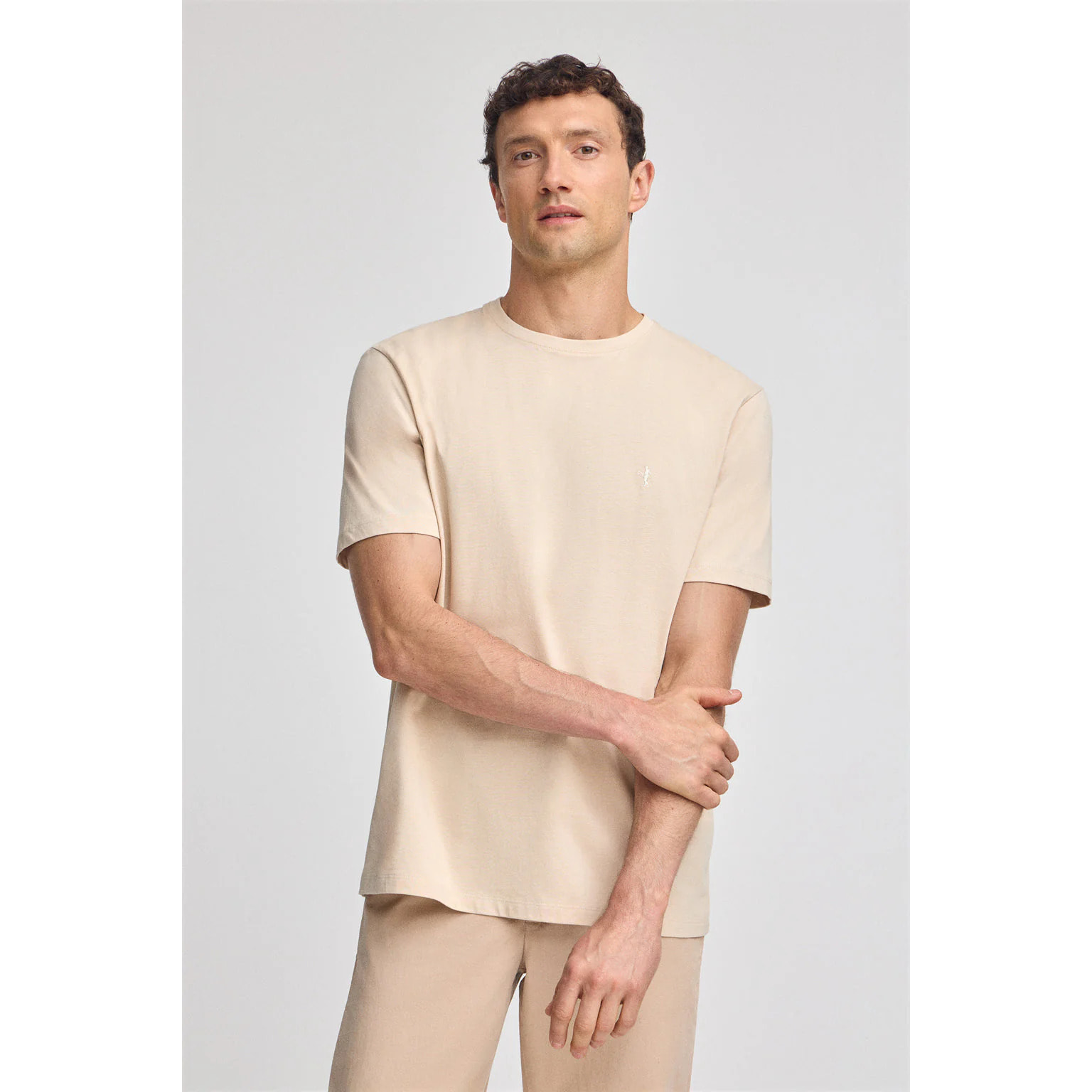 Camiseta beige básica de cuello redondo y bordado Rigby Best