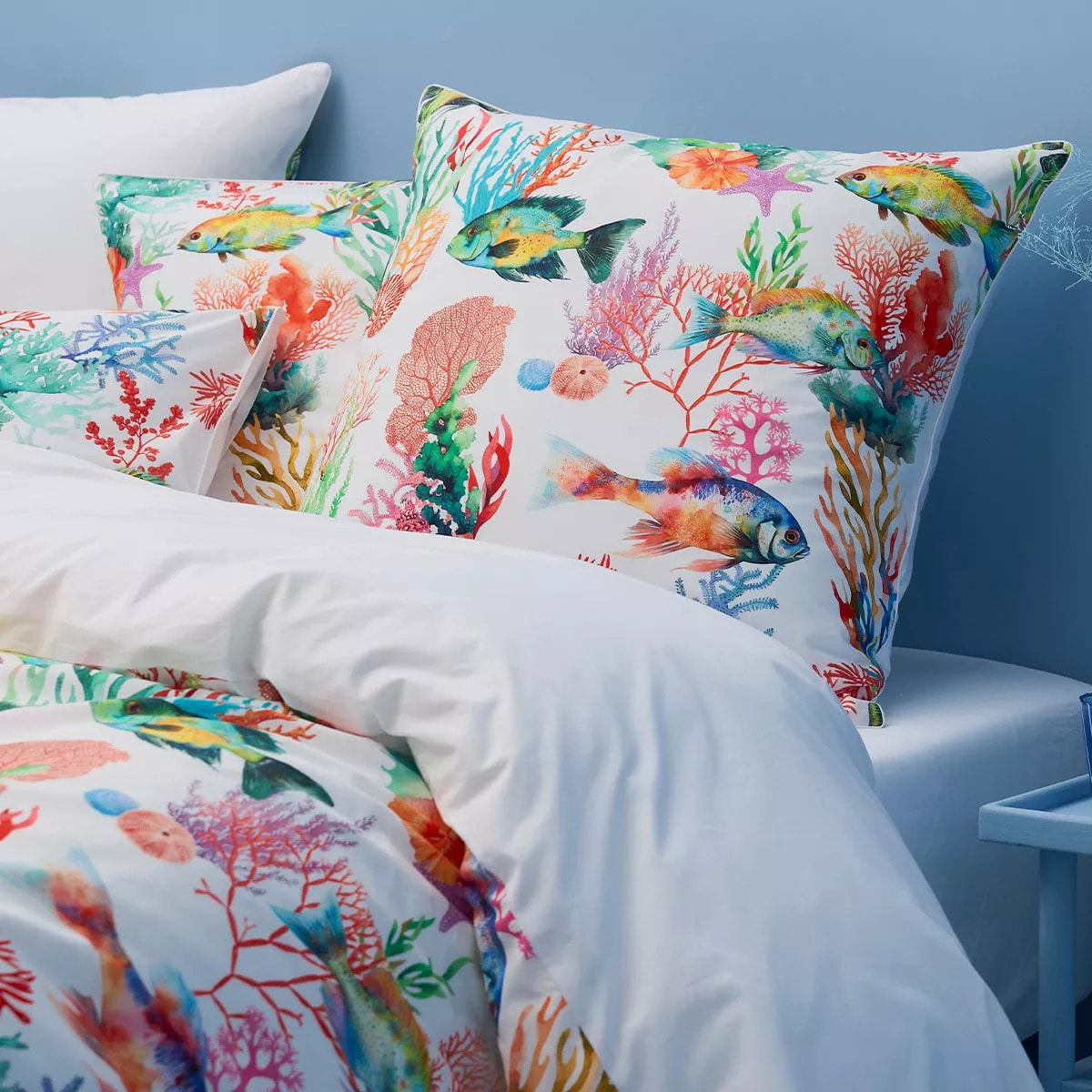 Lot h.couette +taies percale de coton 115 g/m² imprimé rouge canard Naia arc en ciel