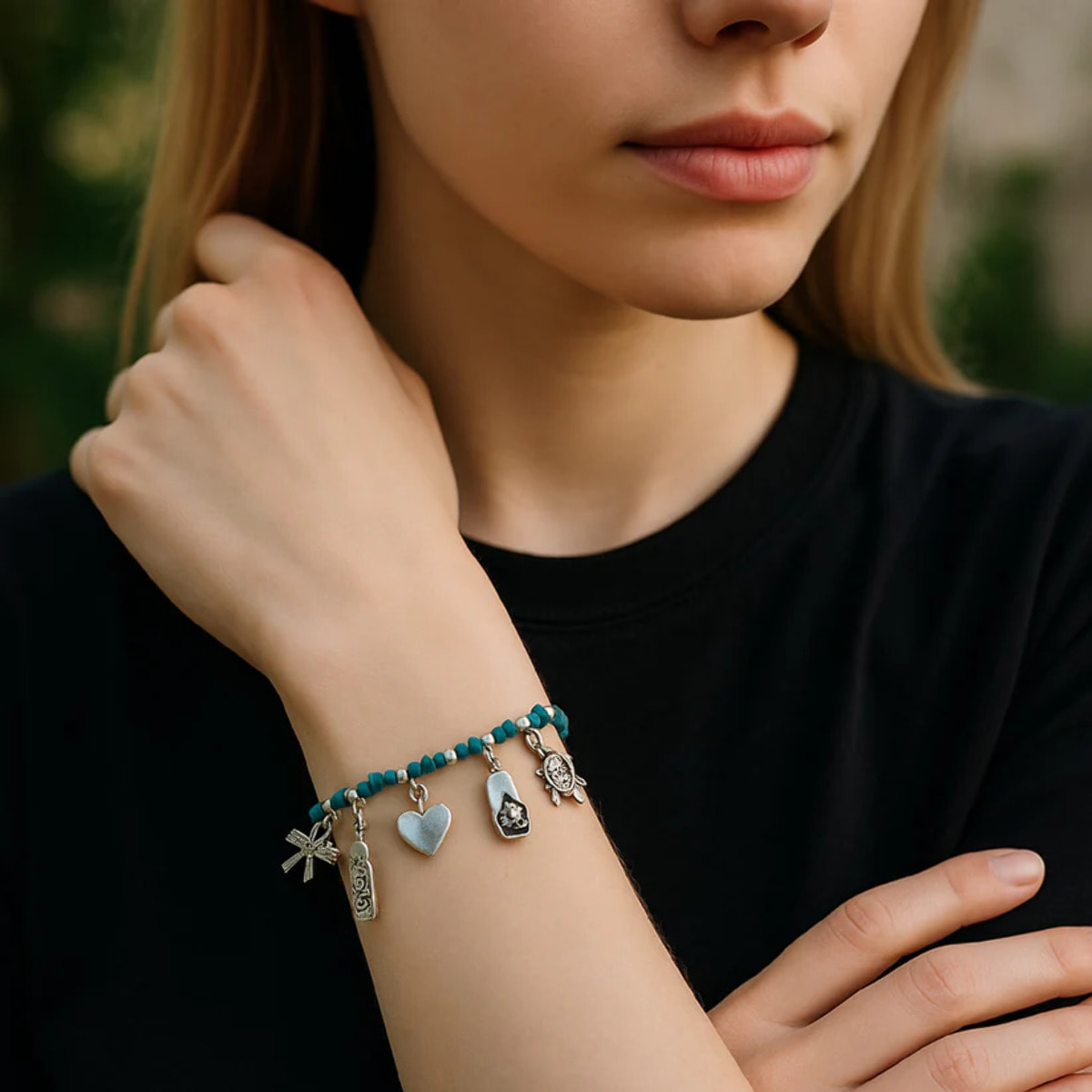 Pulsera elástica charms plata 10µ con resinas colores tono azul