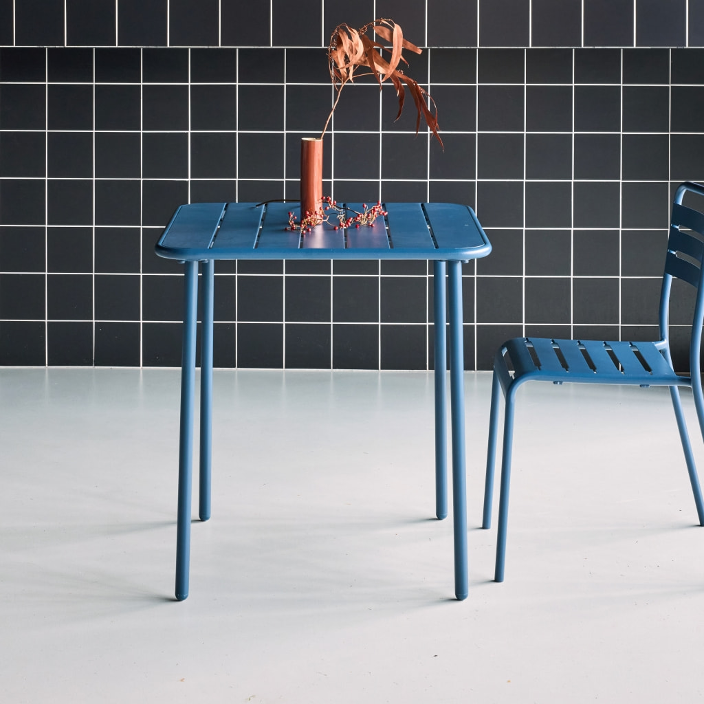 Table de jardin métal 2 places. marine. Amelia. 70x70cm. traitement antirouille. lattes et bords arrondis