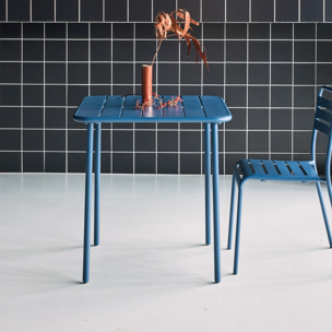 Table de jardin métal 2 places. marine. Amelia. 70x70cm. traitement antirouille. lattes et bords arrondis