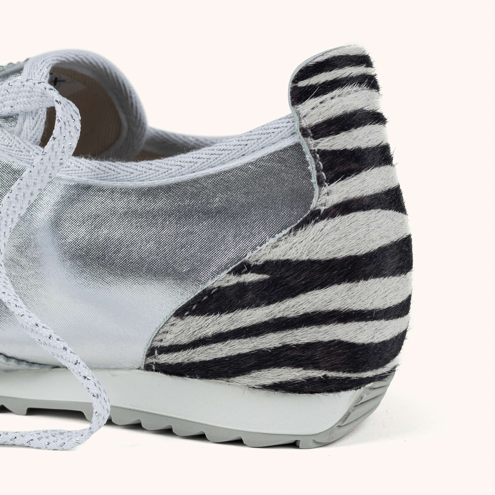 Zapatilla Retro Metalizada Plata y Zebra MUNICH OSAKA 590