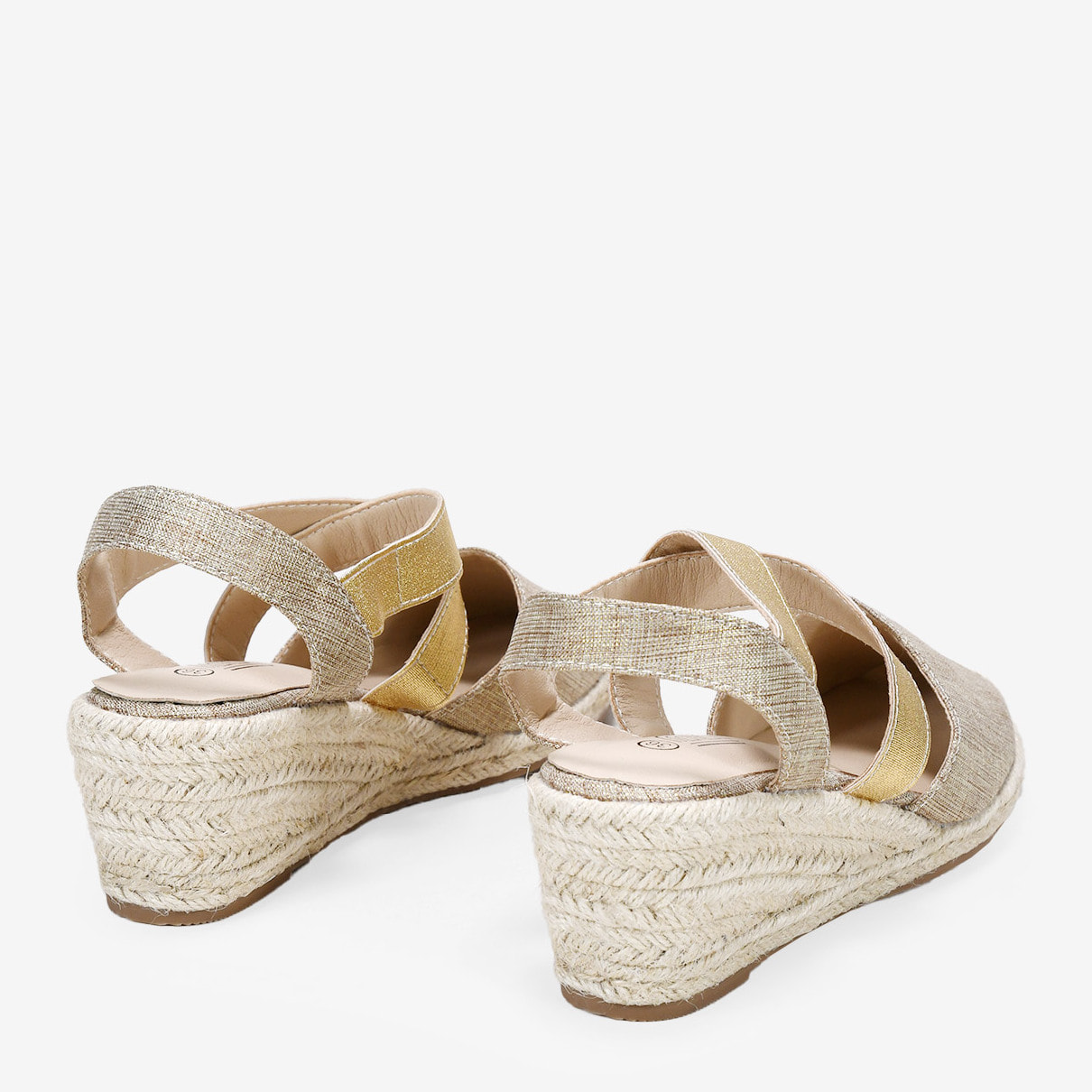 Alpargatas doradas con cuña de rafia