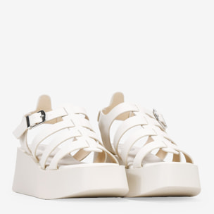 Sandalias de plataforma beige con hebilla