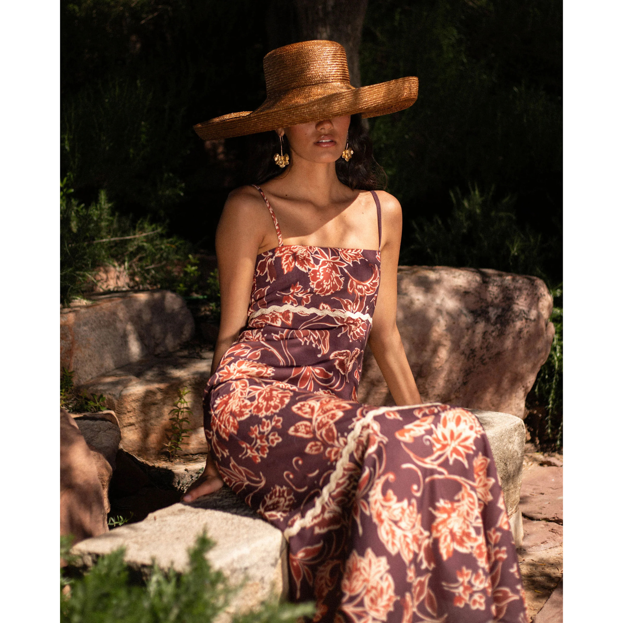 Vestido midi de tirantes con Corte Imperio y Volante