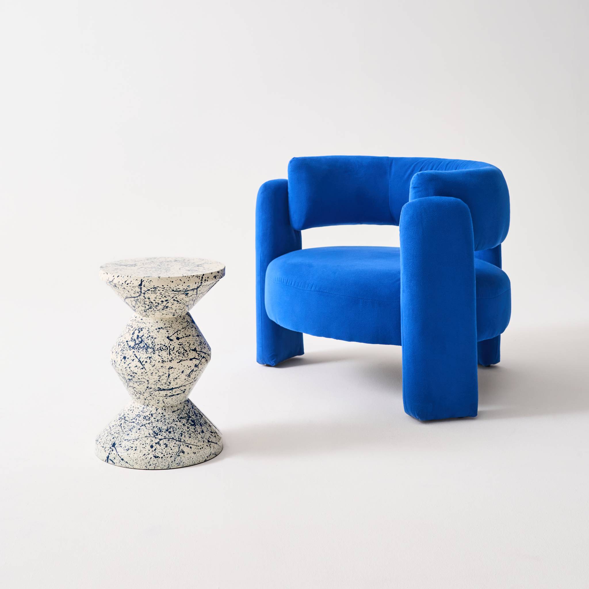 Table d'appoint. bout de canapé. table de chevet acier émaillé. motif moucheté bleu Ø33 x H 47cm - Zina