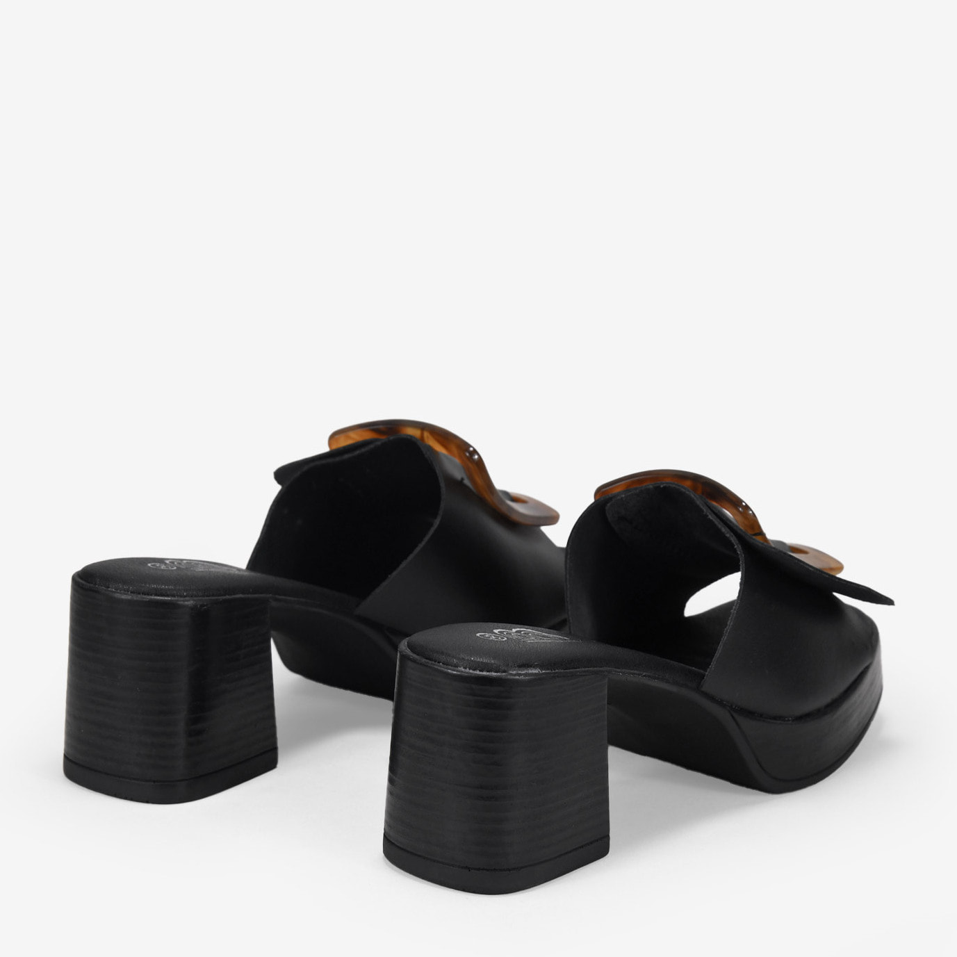 Sandalias de tacón negras en piel con hebilla marmolada