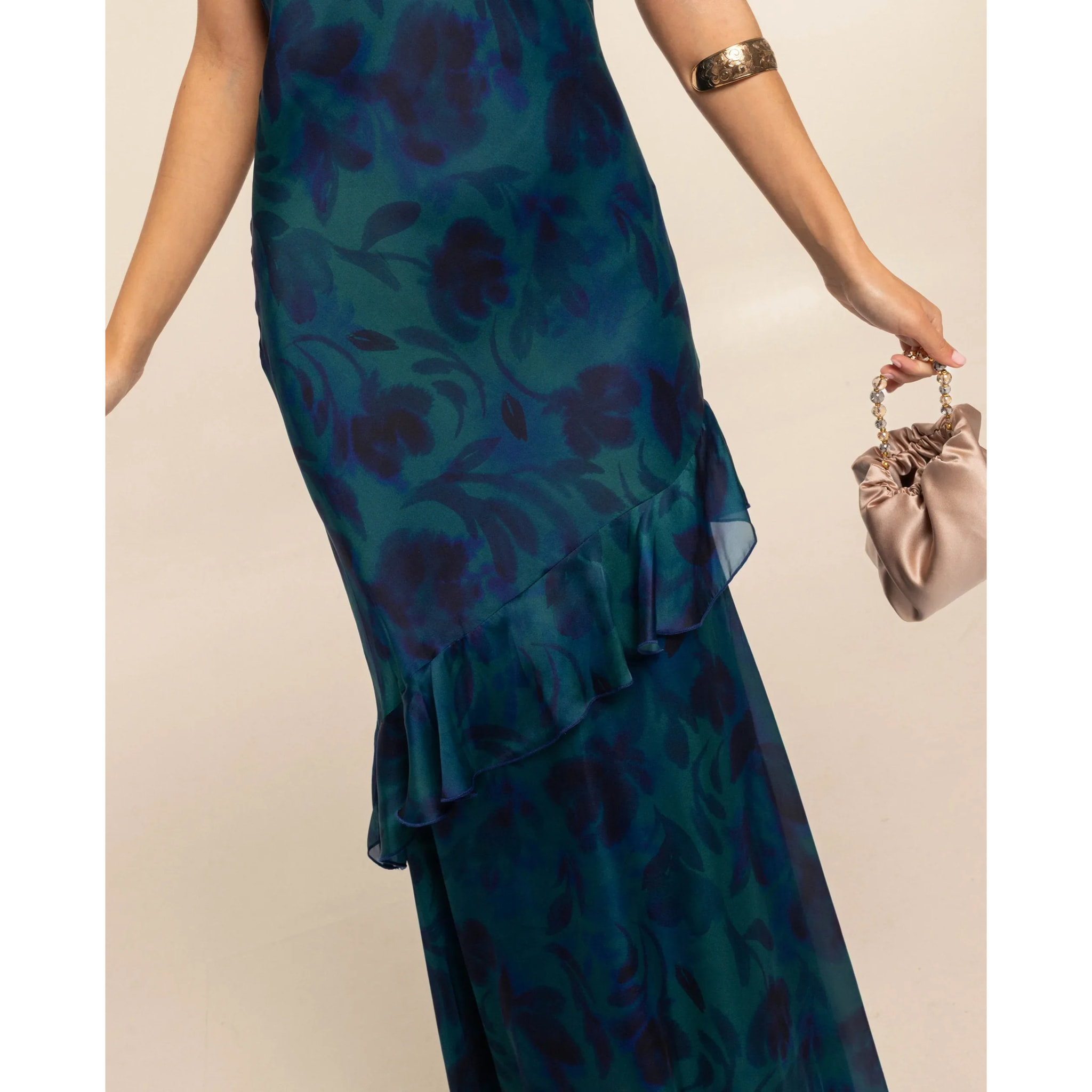 Vestido midi de tirantes con volante y corte lencero