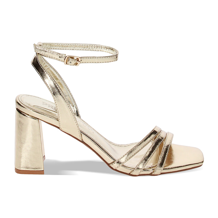 Sandalias con tacón doradas de laminado