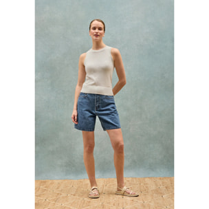 Suéter beige sin mangas con botón nacarado