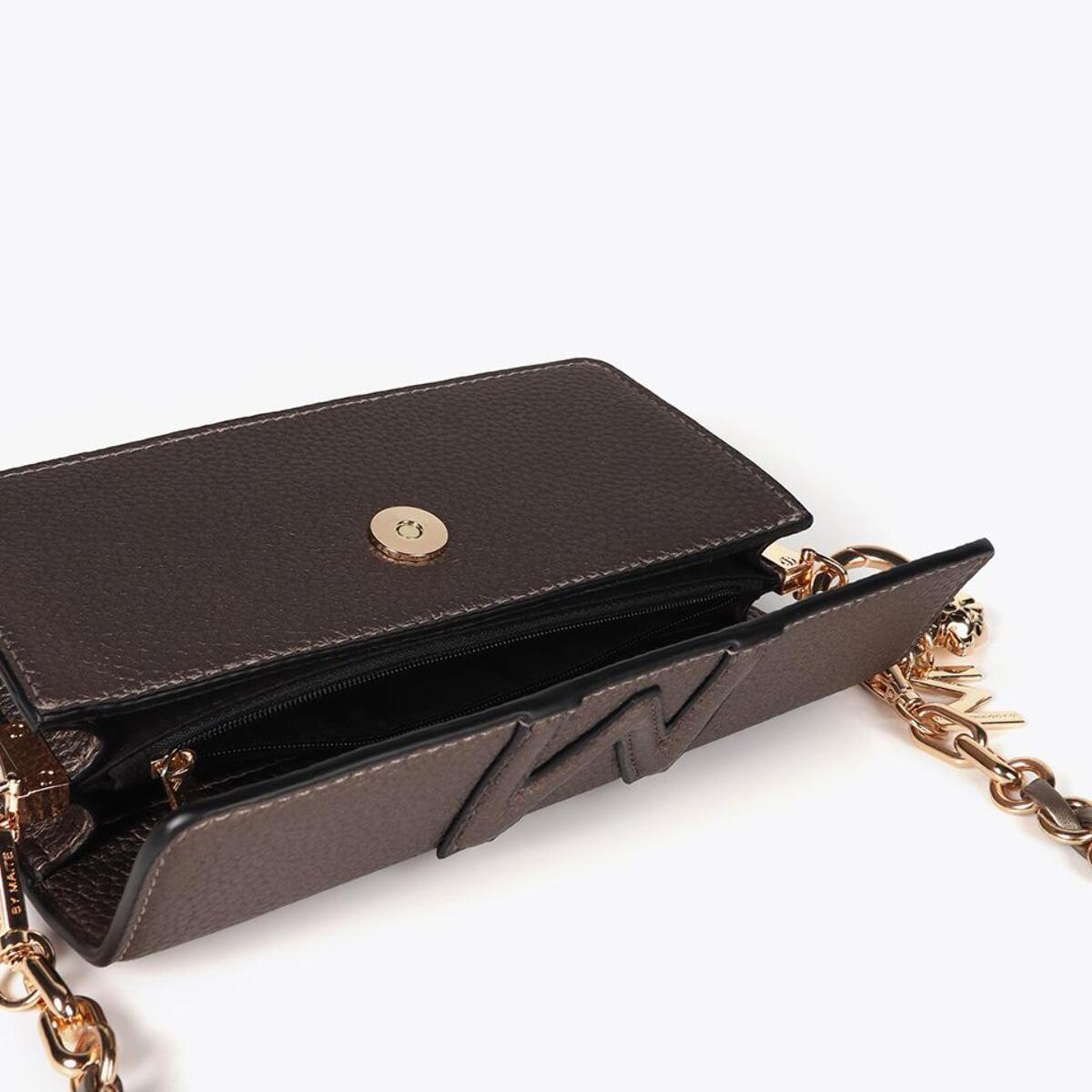 Borsa a tracolla baguette in ecopelle con M goffrata