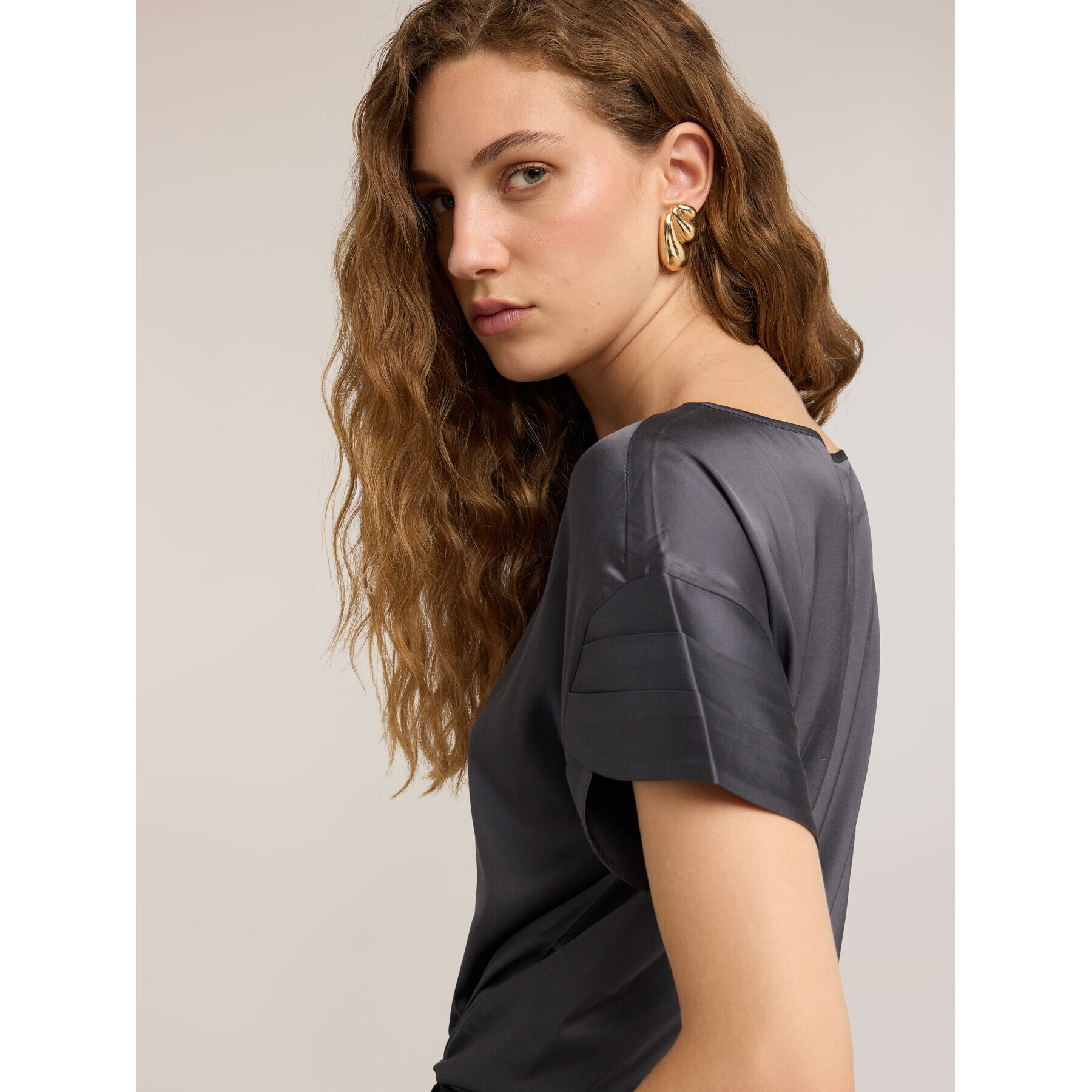 Motivi - Blusa de satén con mangas de pétalo - Gris