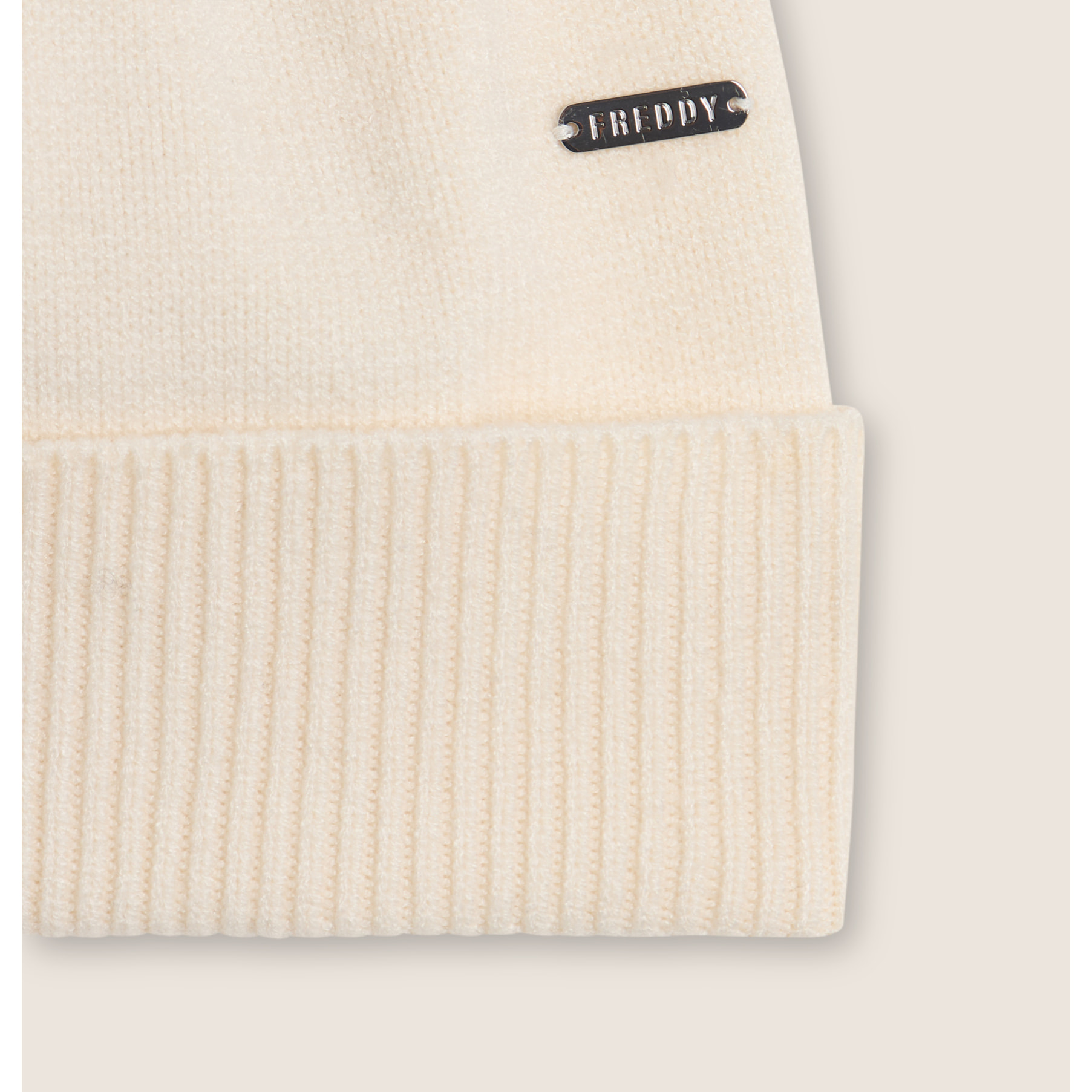 Berretto a coste in filato morbido