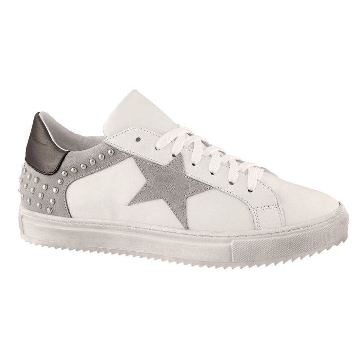 Sneakers in pelle di vitello e camoscio con borchie