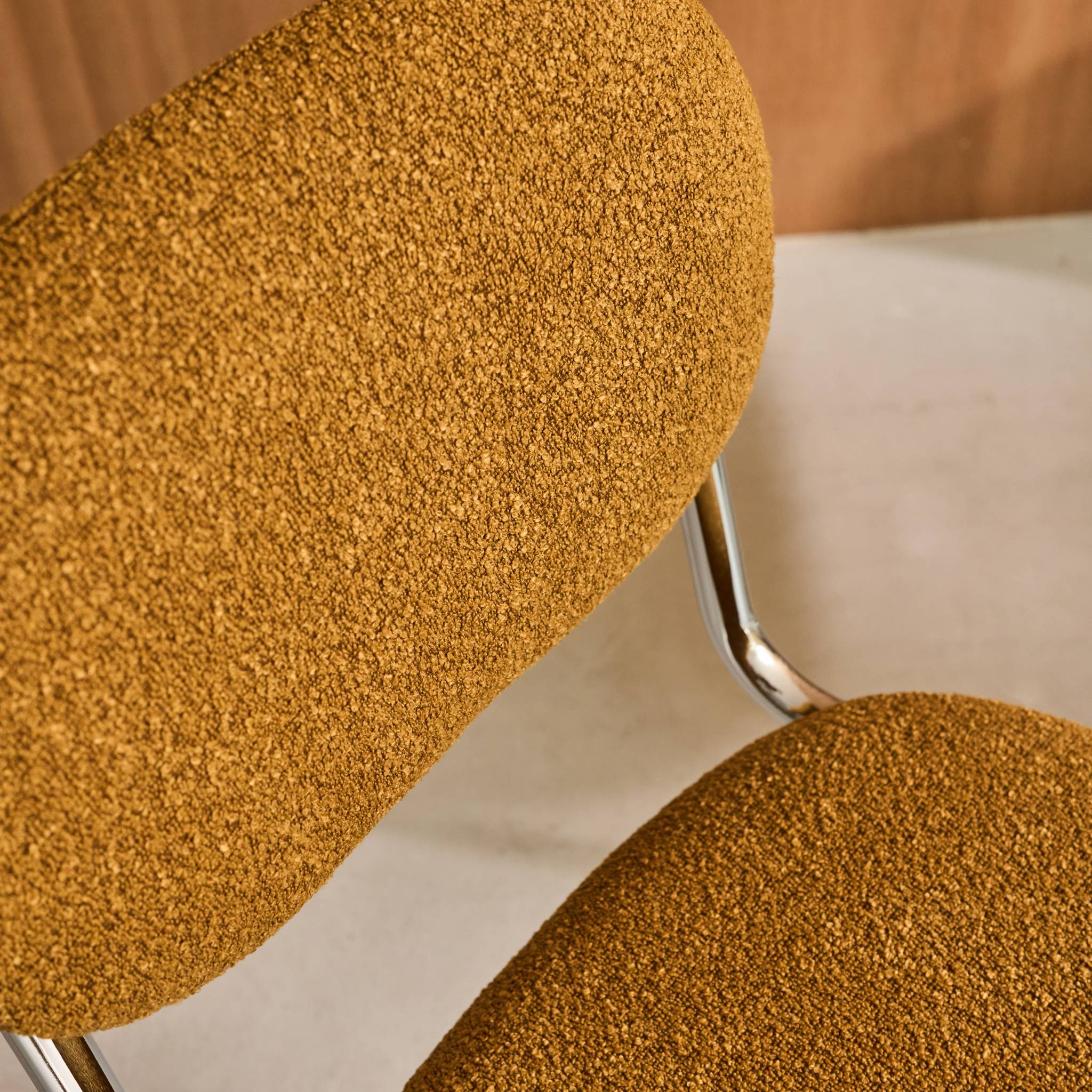 Lot de 2 chaises cantilever arrondie métal. bouclette texturée moutarde et pieds chromés - L 47 x P 54.5 x H 81cm - Maloa