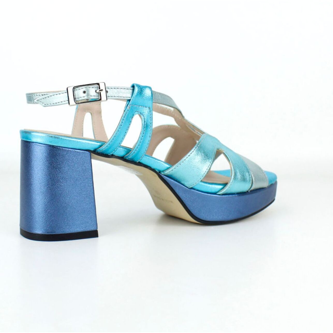 Sandalia tonos azules y plata con plataforma. Tacón 6,5 cm