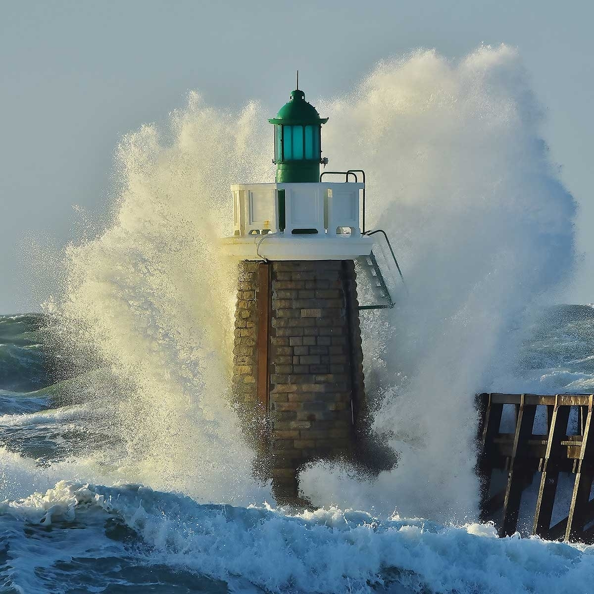 Affiche photo tempête sur le phare Affiche + cadre en bois - Chêne