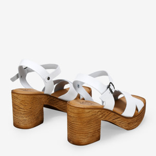 Sandalias de piel blancas con tacón de madera
