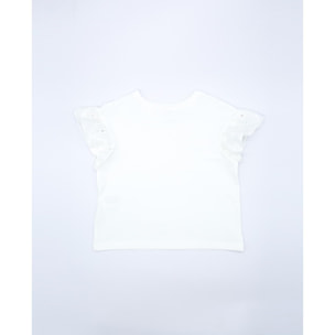 Camiseta blanca con volantes blancos bordados en las sisas.