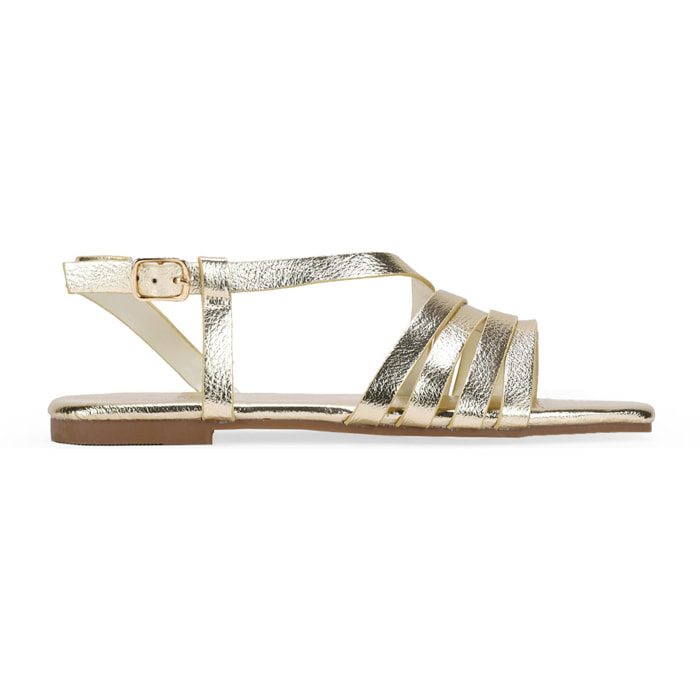 Sandalias planas doradas con tiras y hebilla