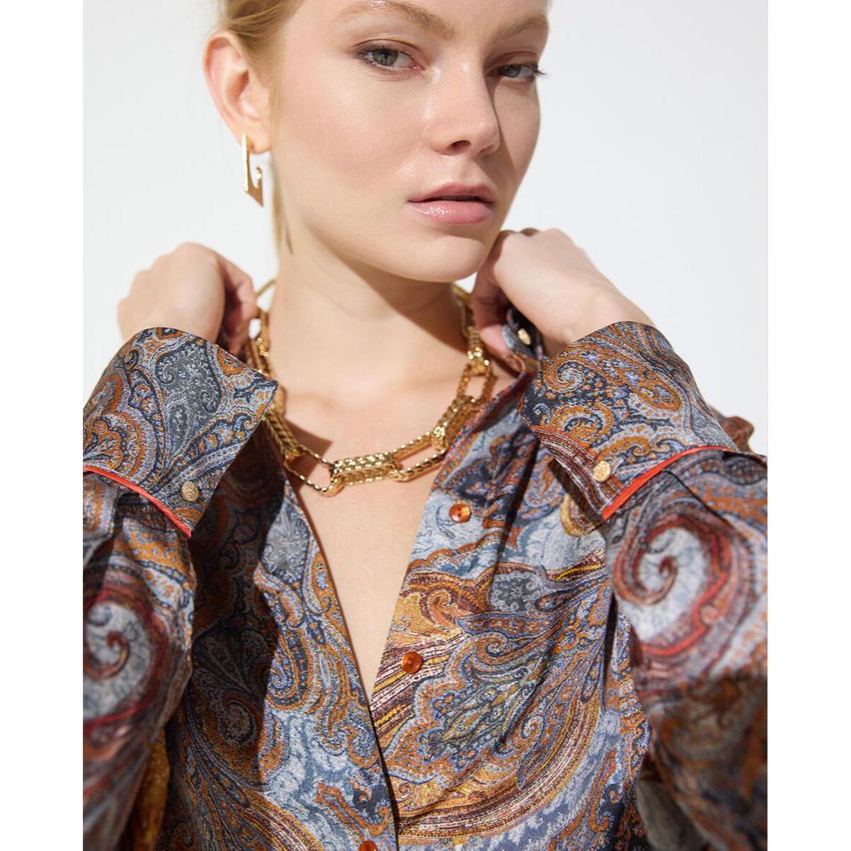 Camicia classica stampata con profili a contrasto