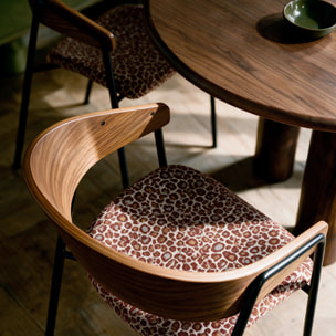 Lot de 2 chaises en tissu léopard bordeaux et bois de noyer - Esmée