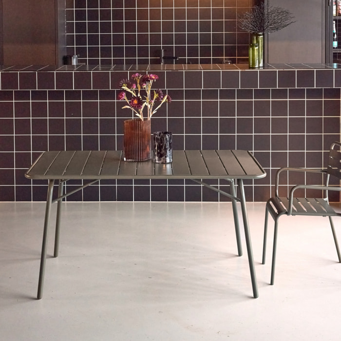 Table de jardin pliante métal 6 places. kaki. Amelia. 140x80cm. traitement antirouille. lattes et bords arrondis