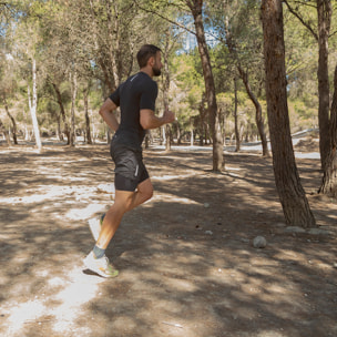 Combinación ligera de pantalones cortos y overshorts para trail running con bolsillos integrados para entrenar y competir