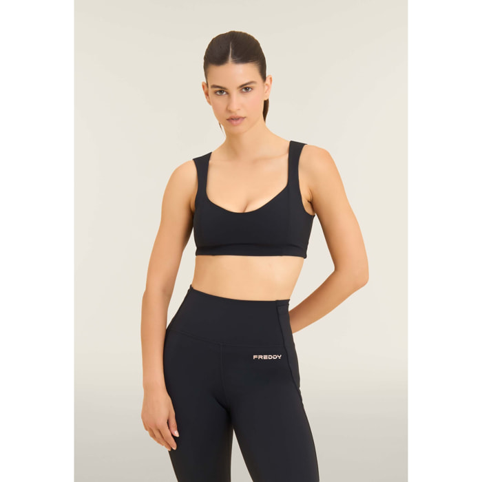 Top sportivo con scollo a cuore e dettagli tecnici