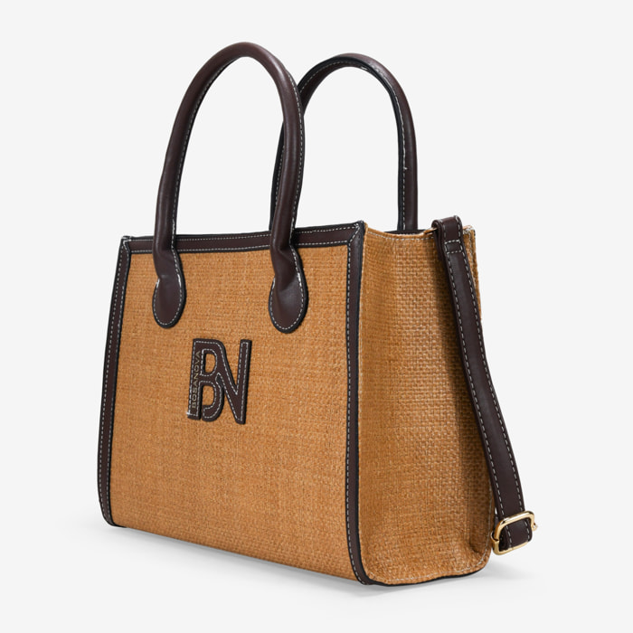 Bolso de mano marrón en rafia