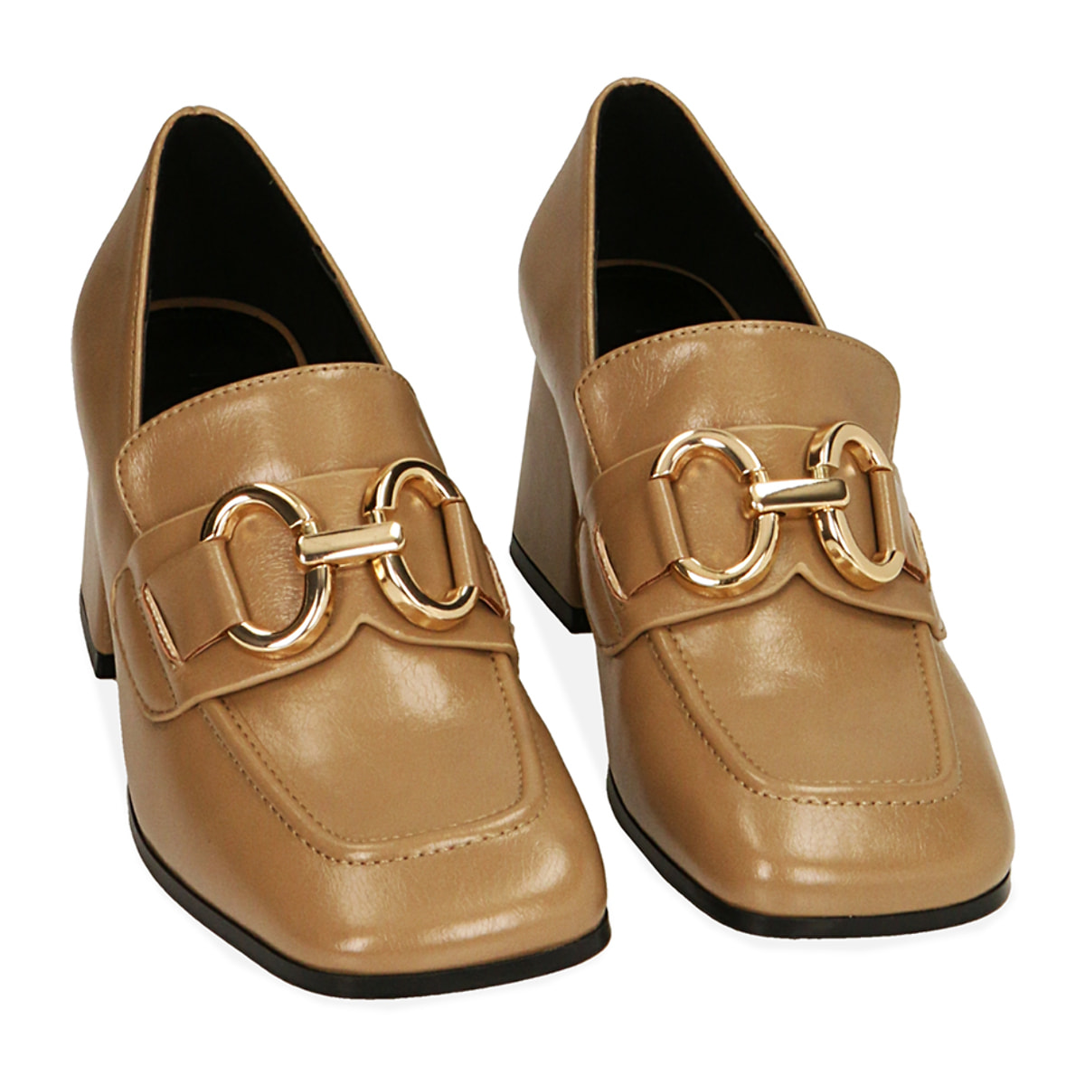 Mocasín beige, tacón 6,5 cm.