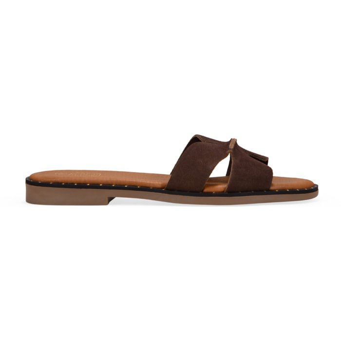 Sandalias planas marrones en serraje piel