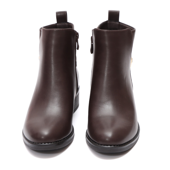 Stivaletti in simil pelle con fibbia dorata