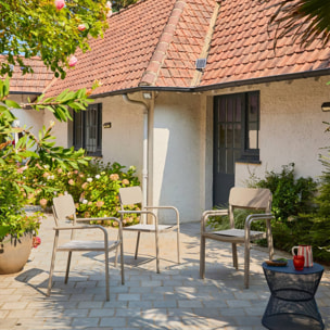 Lot de 4 fauteuils de jardin SAVANNAH empilables aluminium et textilene beige. 57.5 x 54 x 86 cm