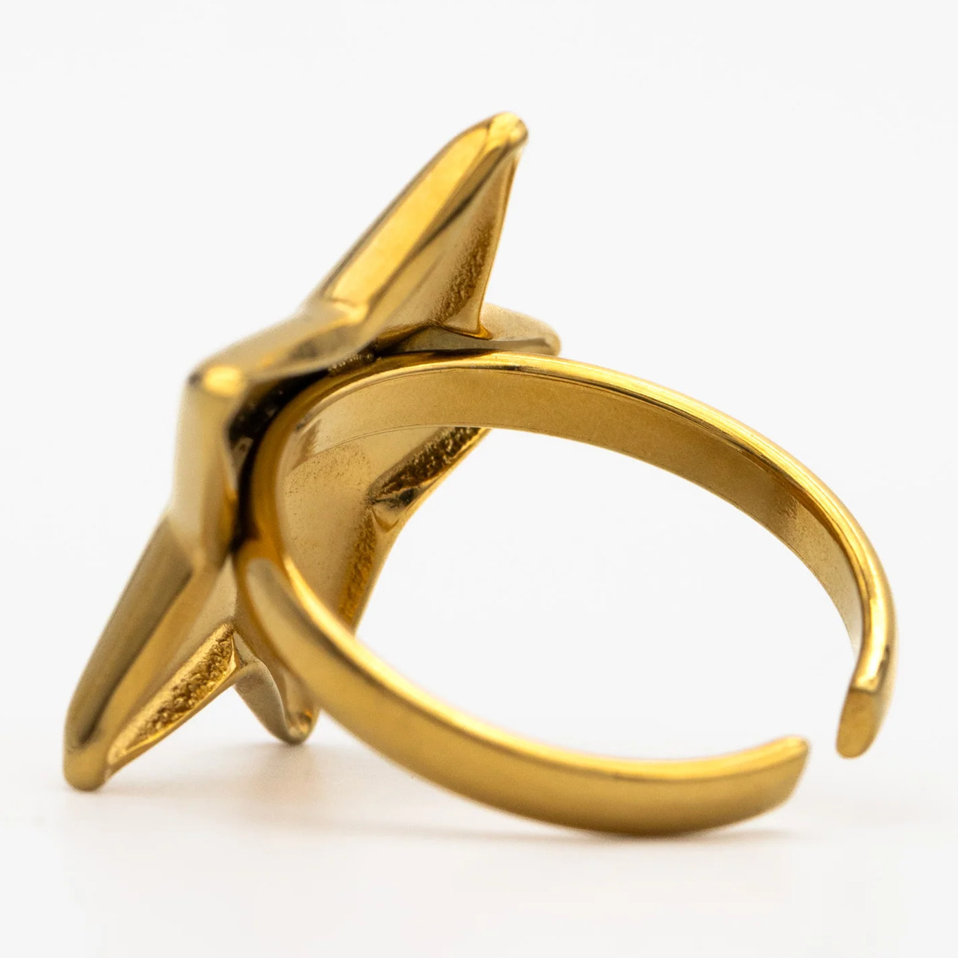 Anillo de mujer con forma de estrella.