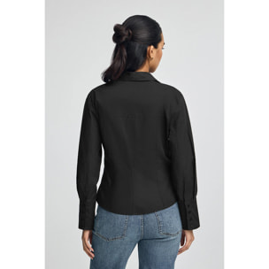 Camisa negra de corte slim y cuello pico