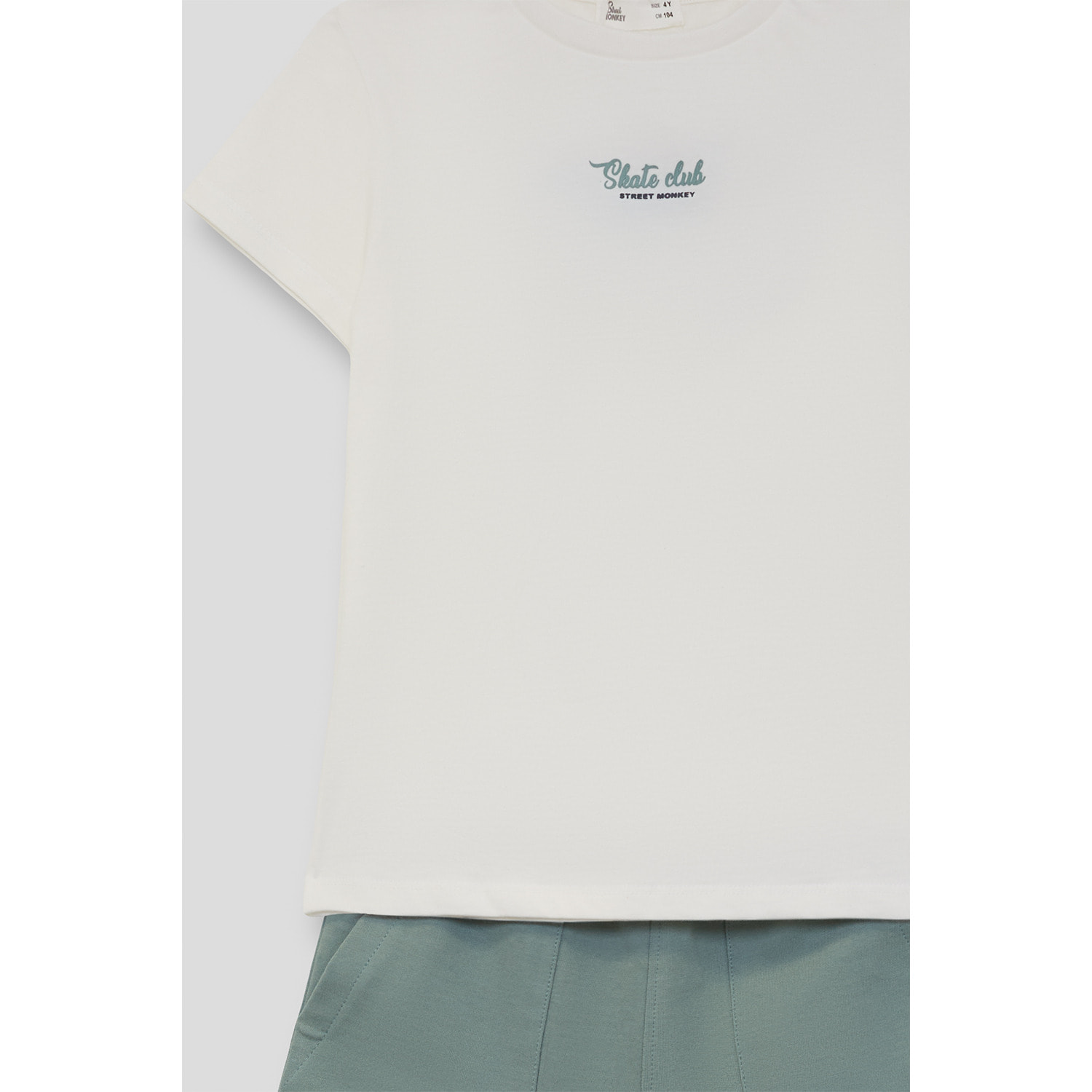 Conjunto Camiseta con Logo Skate Club en el Pecho y Shorts con Bolsillos Parche | Color: Crudo | Street Monkey