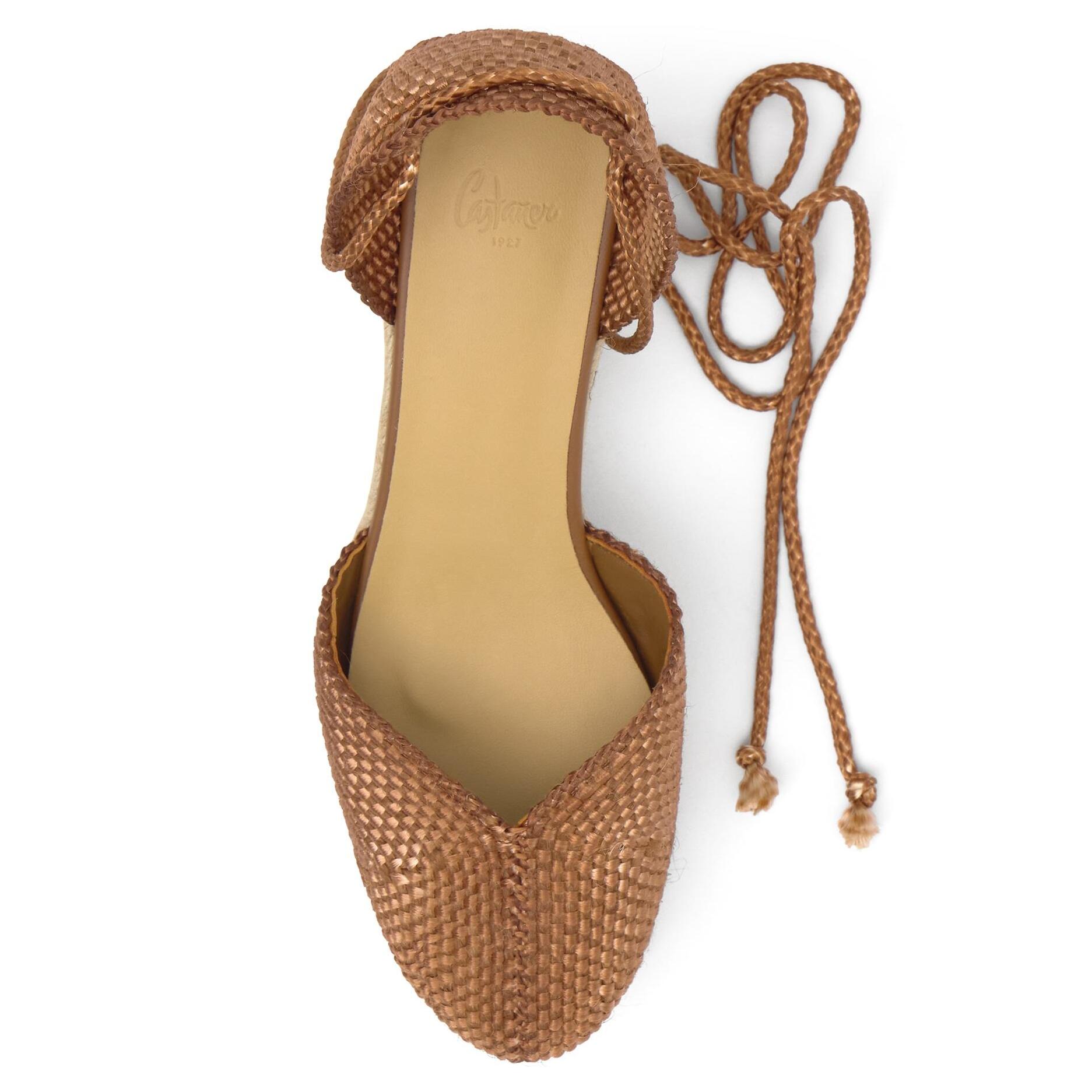 Alpargata Cora cuña de yute con rayón trenzado, cintas y escote en V con hilos metalizados