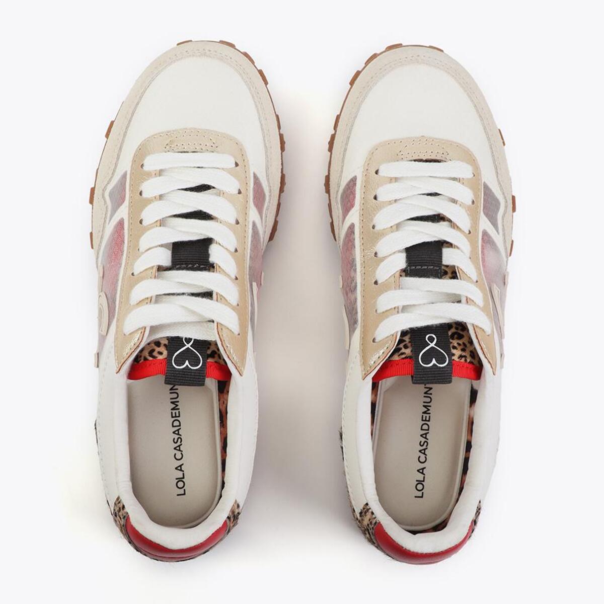 Sportivo in rete e tessuti diversi