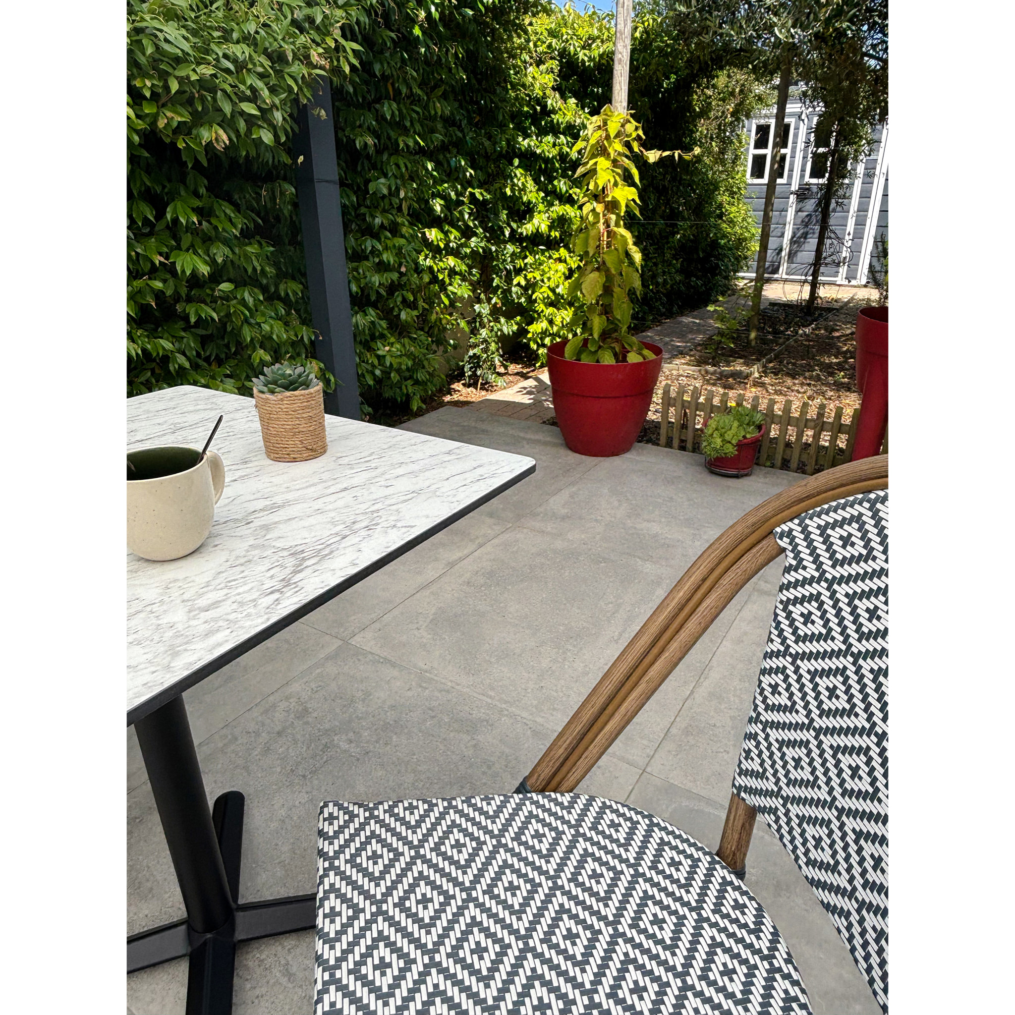 BISTRO - Ensemble repas de jardin 2 places en acier et plateau en HPL - bleu