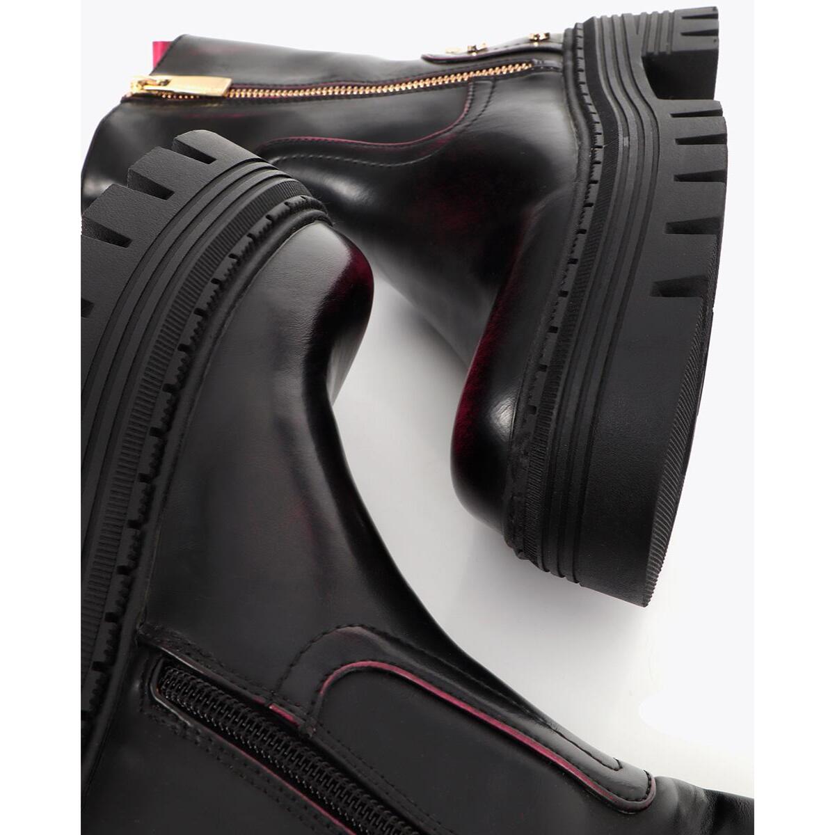 Stivaletto con effetto sfumato e dettagli metallici