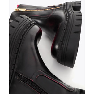 Stivaletto con effetto sfumato e dettagli metallici