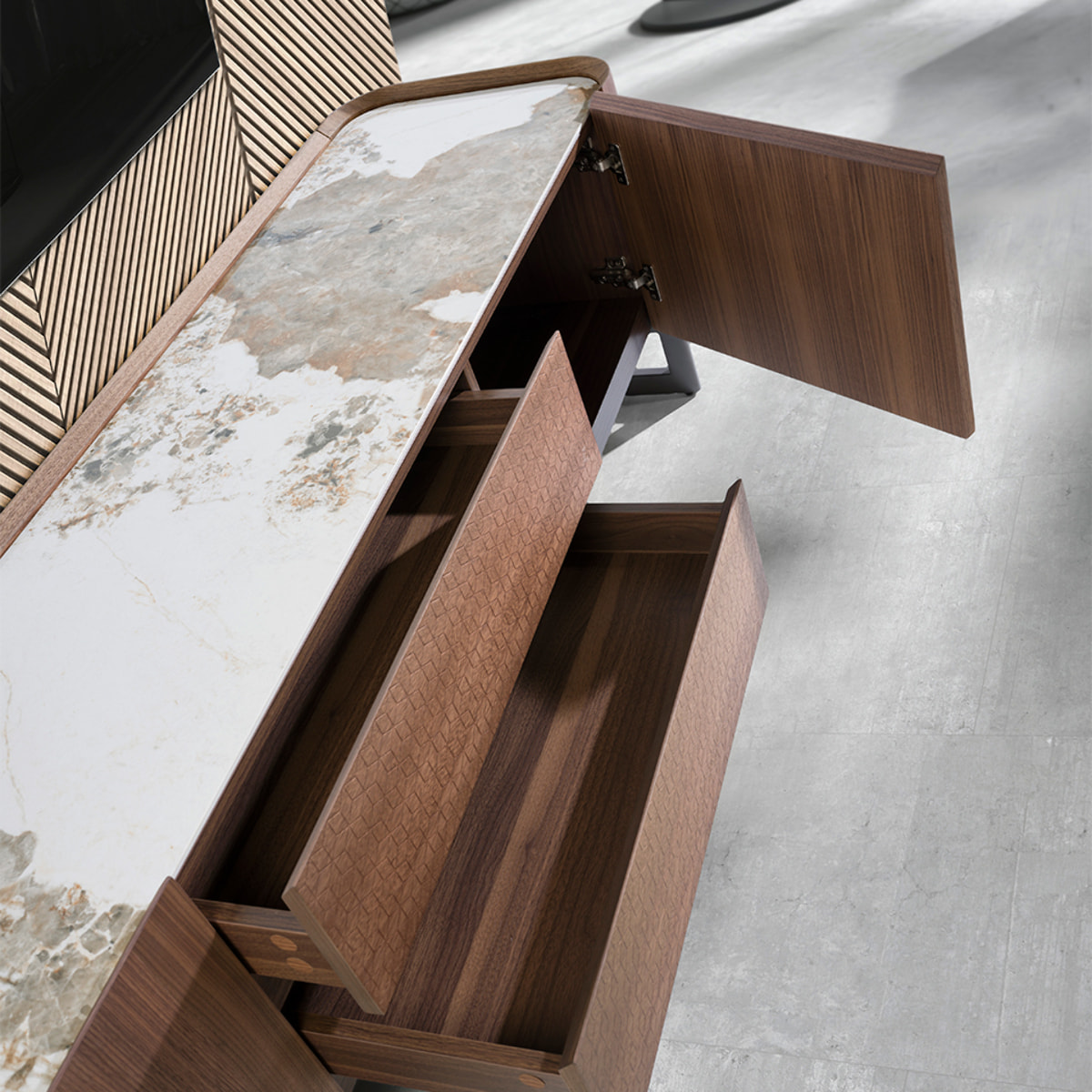 Mueble TV de madera chapada en nogal natural y patas de acero inoxidable oscuro metalizado tapa de mármol porcelánico blanco con vetas en tonalidades grises y marrones en brillo 200x45x52cm