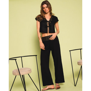 Blusa con escote en V y detalles metálicos