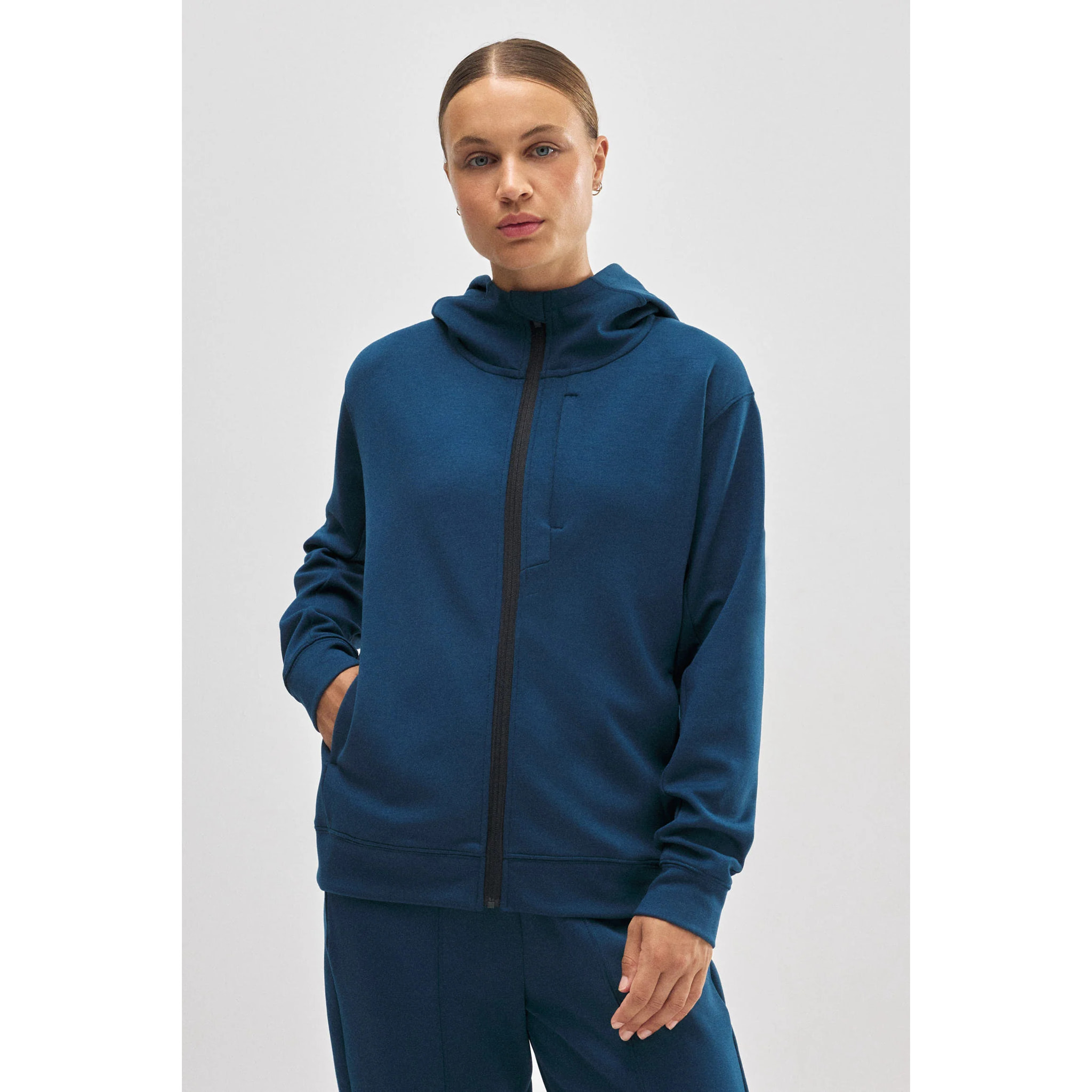 Giacca sportiva blu con cappuccio