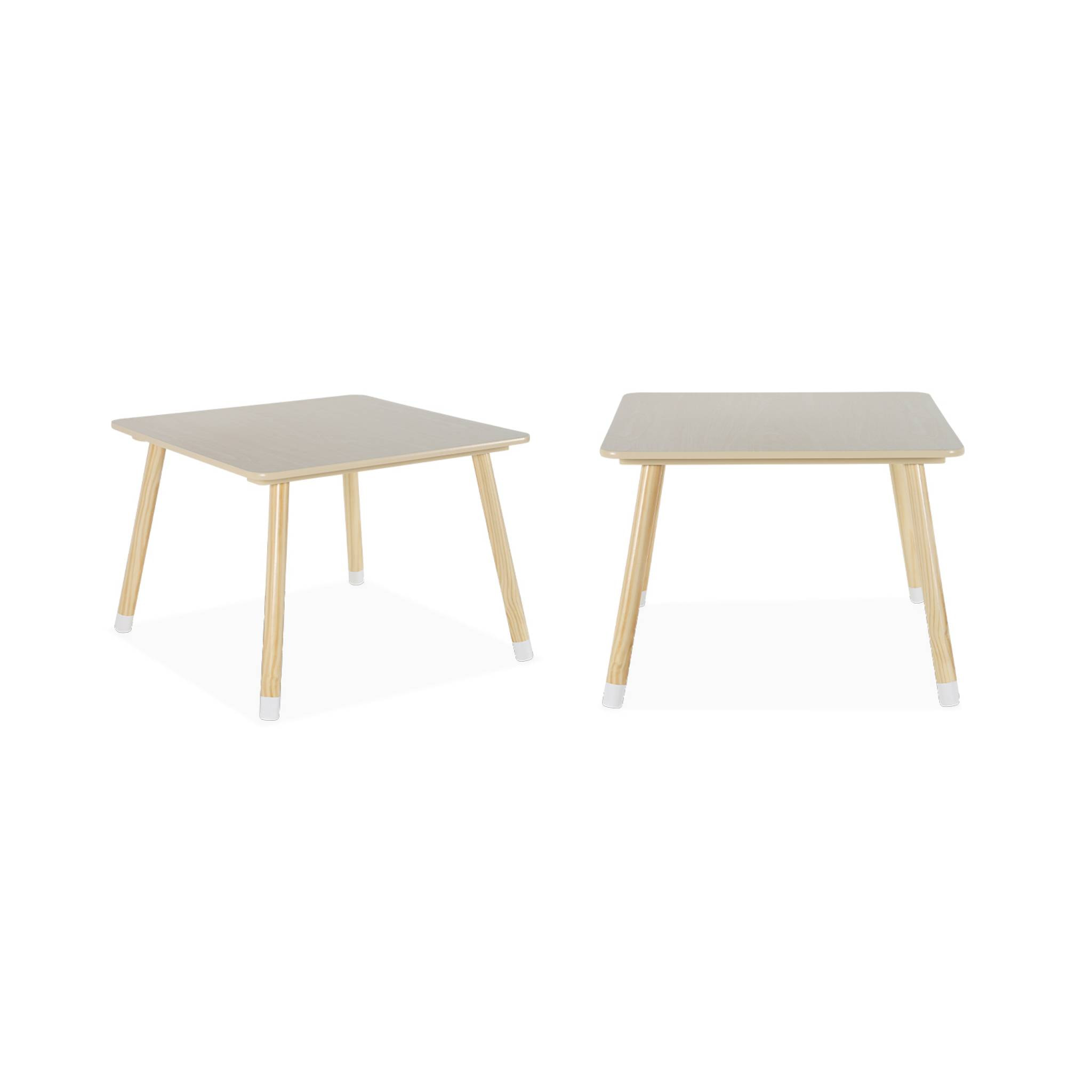 Table enfant + 2 chaises. pieds en pin. couleur blanc et bois